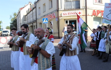 X Festiwal Folkloru Ożar&oacute;w Mazowiecki - Parada zespoł&oacute;w na Rynku w Błoniu 29.07.2026 r. 56