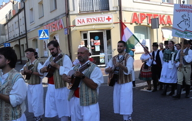 X Festiwal Folkloru Ożar&oacute;w Mazowiecki - Parada zespoł&oacute;w na Rynku w Błoniu 29.07.2026 r. 57