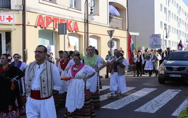 X Festiwal Folkloru Ożar&oacute;w Mazowiecki - Parada zespoł&oacute;w na Rynku w Błoniu 29.07.2026 r. 58
