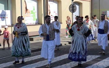 X Festiwal Folkloru Ożar&oacute;w Mazowiecki - Parada zespoł&oacute;w na Rynku w Błoniu 29.07.2026 r. 59