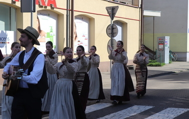 X Festiwal Folkloru Ożar&oacute;w Mazowiecki - Parada zespoł&oacute;w na Rynku w Błoniu 29.07.2026 r. 60
