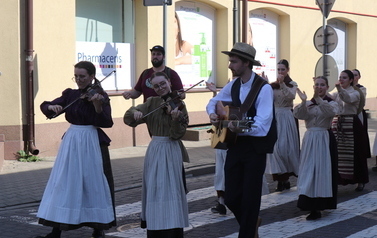 X Festiwal Folkloru Ożar&oacute;w Mazowiecki - Parada zespoł&oacute;w na Rynku w Błoniu 29.07.2026 r. 61
