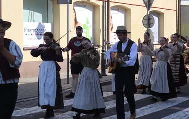 X Festiwal Folkloru Ożar&oacute;w Mazowiecki - Parada zespoł&oacute;w na Rynku w Błoniu 29.07.2026 r. 62
