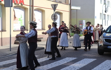 X Festiwal Folkloru Ożar&oacute;w Mazowiecki - Parada zespoł&oacute;w na Rynku w Błoniu 29.07.2026 r. 63