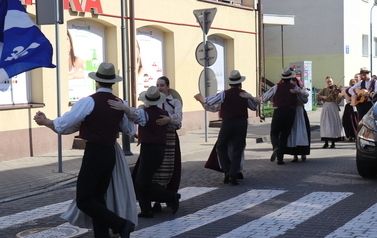 X Festiwal Folkloru Ożar&oacute;w Mazowiecki - Parada zespoł&oacute;w na Rynku w Błoniu 29.07.2026 r. 64