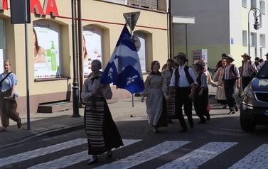X Festiwal Folkloru Ożar&oacute;w Mazowiecki - Parada zespoł&oacute;w na Rynku w Błoniu 29.07.2026 r. 65