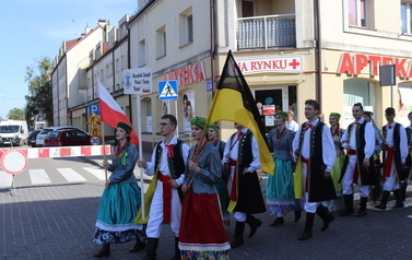 X Festiwal Folkloru Ożar&oacute;w Mazowiecki - Parada zespoł&oacute;w na Rynku w Błoniu 29.07.2026 r. 66
