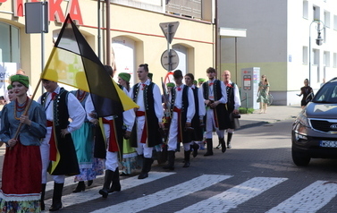 X Festiwal Folkloru Ożar&oacute;w Mazowiecki - Parada zespoł&oacute;w na Rynku w Błoniu 29.07.2026 r. 67