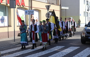 X Festiwal Folkloru Ożar&oacute;w Mazowiecki - Parada zespoł&oacute;w na Rynku w Błoniu 29.07.2026 r. 68