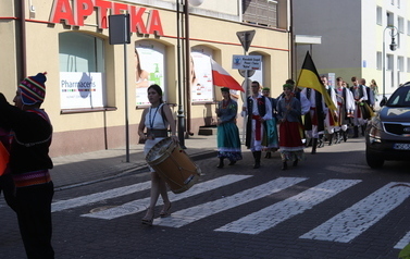 X Festiwal Folkloru Ożar&oacute;w Mazowiecki - Parada zespoł&oacute;w na Rynku w Błoniu 29.07.2026 r. 69