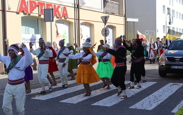 X Festiwal Folkloru Ożar&oacute;w Mazowiecki - Parada zespoł&oacute;w na Rynku w Błoniu 29.07.2026 r. 70