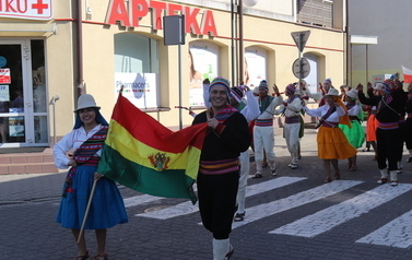 X Festiwal Folkloru Ożar&oacute;w Mazowiecki - Parada zespoł&oacute;w na Rynku w Błoniu 29.07.2026 r. 71