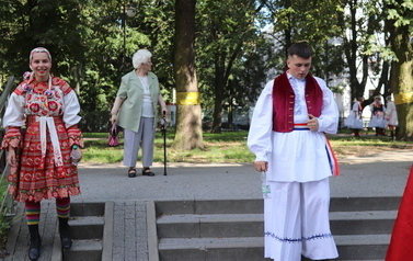 X Festiwal Folkloru Ożar&oacute;w Mazowiecki - Parada zespoł&oacute;w na Rynku w Błoniu 29.07.2026 r. 75