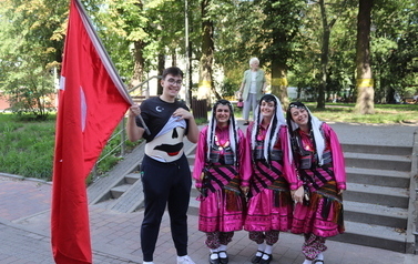 X Festiwal Folkloru Ożar&oacute;w Mazowiecki - Parada zespoł&oacute;w na Rynku w Błoniu 29.07.2026 r. 76