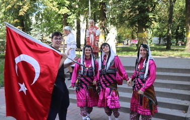 X Festiwal Folkloru Ożar&oacute;w Mazowiecki - Parada zespoł&oacute;w na Rynku w Błoniu 29.07.2026 r. 77