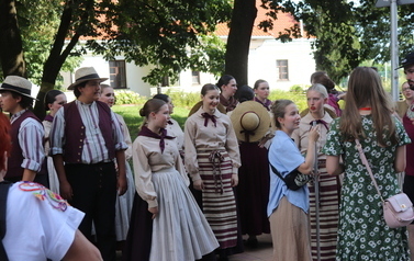 X Festiwal Folkloru Ożar&oacute;w Mazowiecki - Parada zespoł&oacute;w na Rynku w Błoniu 29.07.2026 r. 78