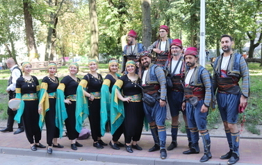 X Festiwal Folkloru Ożar&oacute;w Mazowiecki - Parada zespoł&oacute;w na Rynku w Błoniu 29.07.2026 r. 79