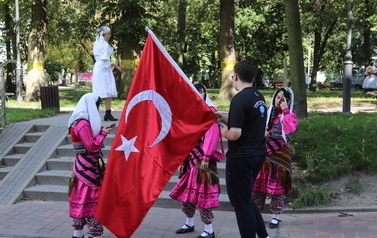 X Festiwal Folkloru Ożar&oacute;w Mazowiecki - Parada zespoł&oacute;w na Rynku w Błoniu 29.07.2026 r. 80