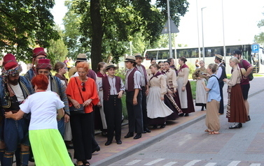 X Festiwal Folkloru Ożar&oacute;w Mazowiecki - Parada zespoł&oacute;w na Rynku w Błoniu 29.07.2026 r. 81