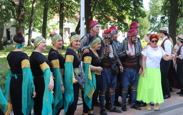 X Festiwal Folkloru Ożar&oacute;w Mazowiecki - Parada zespoł&oacute;w na Rynku w Błoniu 29.07.2026 r. 82
