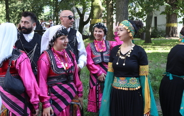 X Festiwal Folkloru Ożar&oacute;w Mazowiecki - Parada zespoł&oacute;w na Rynku w Błoniu 29.07.2026 r. 83