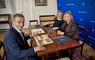 Przekazanie Kroniki Szkolnej Jana Kamosińskiego, Ratusz 12.10.2026 r. 8