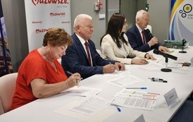Mazowsze wspiera Błonie! Ponad 2 miliony złotych na inwestycje sportowe i ekologiczne. Podpisanie um&oacute;w w Centrum Sportu w Błoniu 3.08.2026 r. 1