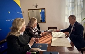 Przekazanie Kroniki Szkolnej Jana Kamosińskiego, Ratusz 12.10.2026 r. 4
