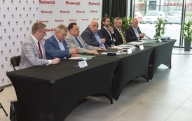 Pozyskaliśmy 226 730,00 zł dofinansowania na remont nawierzchni boiska sportowego ORLIK w Błoniu 40