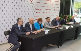 Pozyskaliśmy 226 730,00 zł dofinansowania na remont nawierzchni boiska sportowego ORLIK w Błoniu 69