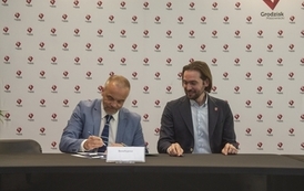 Pozyskaliśmy 226 730,00 zł dofinansowania na remont nawierzchni boiska sportowego ORLIK w Błoniu 70