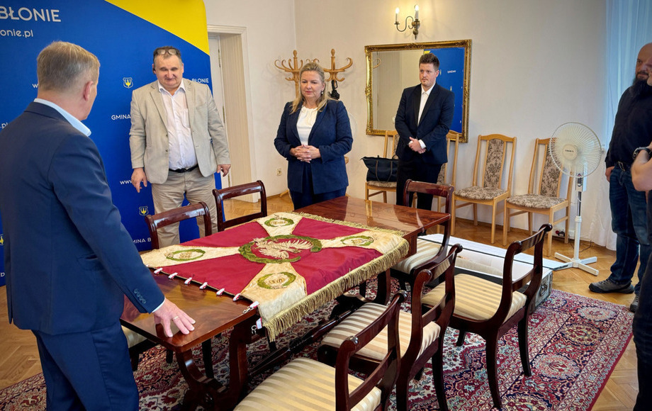 Zdjęcie do Historyczny sztandar 60. Mazowieckiej Drużyny Harcerzy trafił...