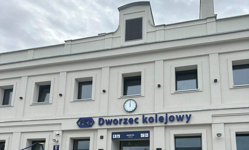 Zdjęcie do Zabytkowy dworzec PKP Błonie odzyskał dawne piękno!