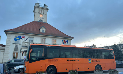 Zdjęcie do Już jest! Przyjechał przed świętami razem z Mikołajem - nowy autobus dla uczni&oacute;w z gminy Błonie