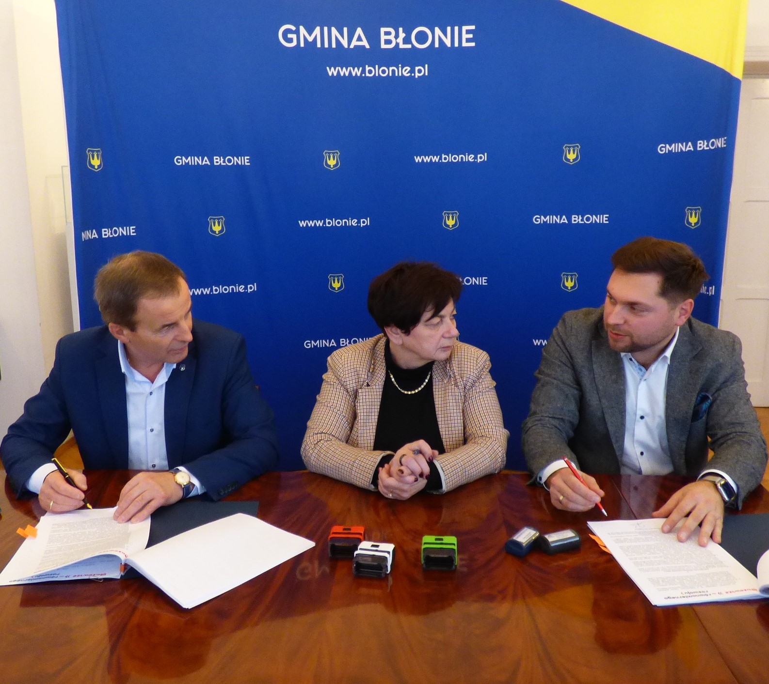 zdjęcia przedstawia Burmistrza Skarbnika i reprezentanta firmy podpisujących umowę