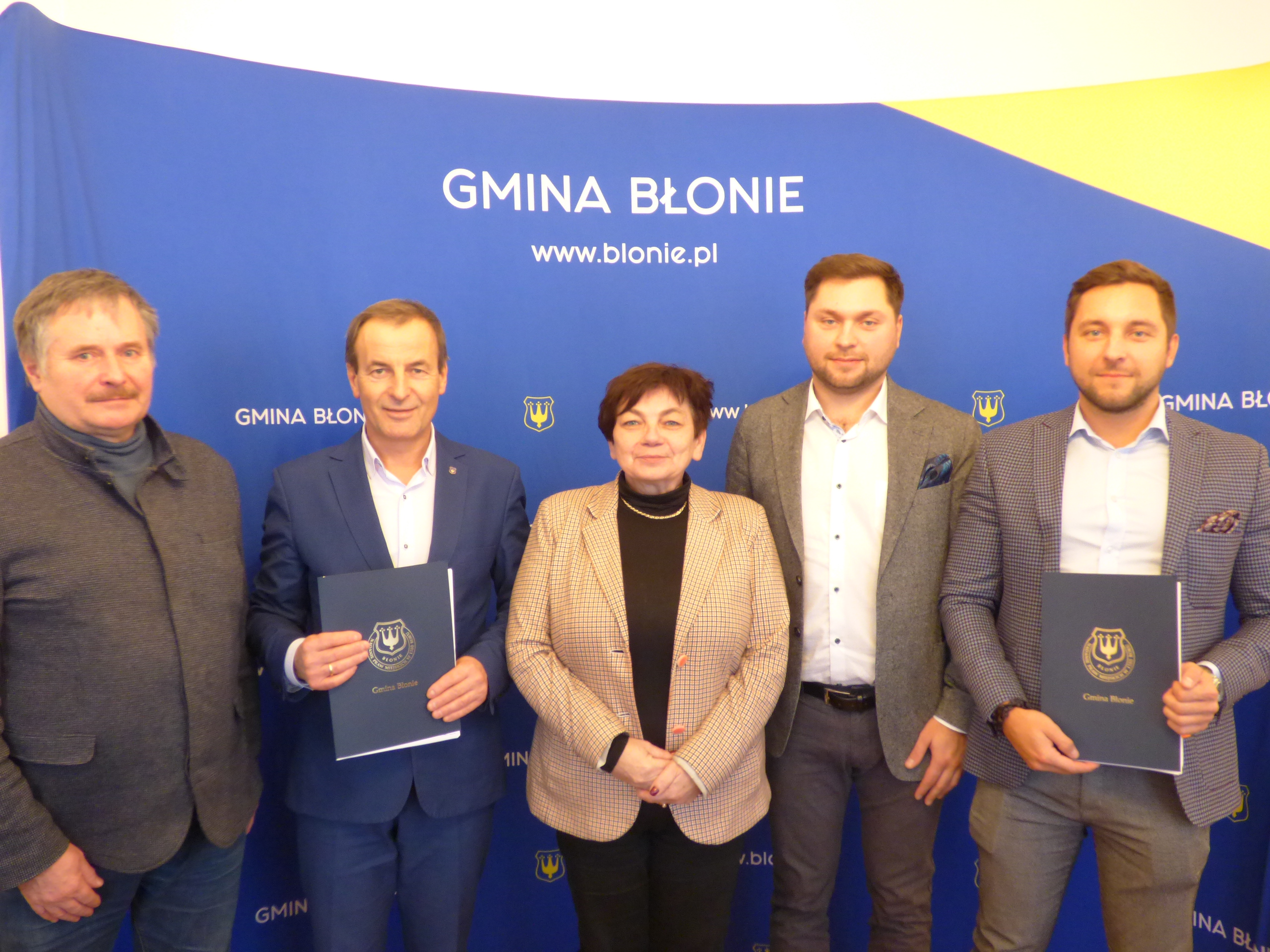 zdjęcia przedstawia Burmistrza Skarbnika, reprezentanta firmy i Naczelnika WIT